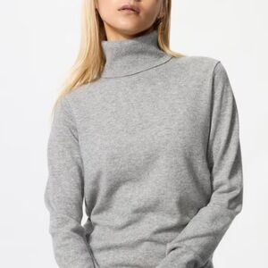 Uniqlo Women's Cashmere Turtleneck Sweater